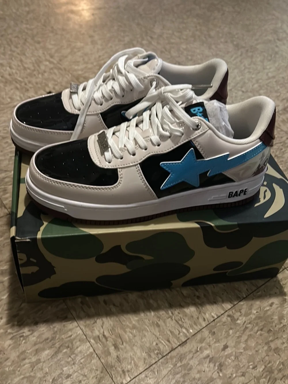 Men Low-Top Black and White Sneakers with Blue Accent